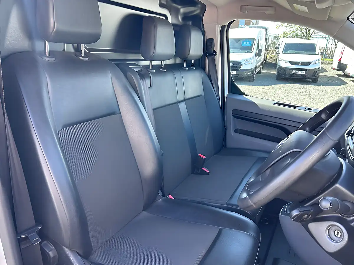 Used 2020 Vauxhall Vivaro Dynamic White - Interior and Exterior details 10