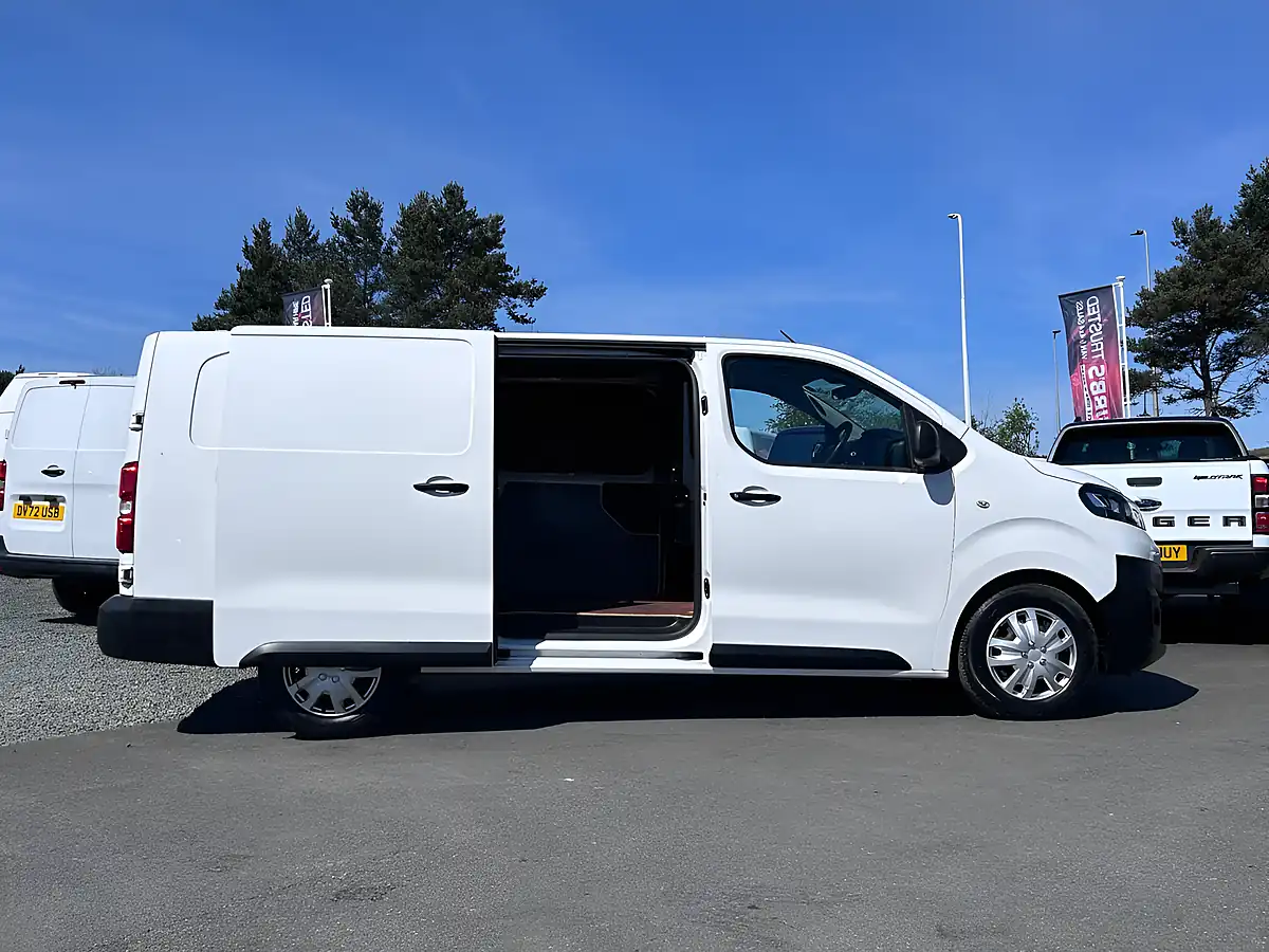 Used 2020 Vauxhall Vivaro Dynamic White - Interior and Exterior details 13