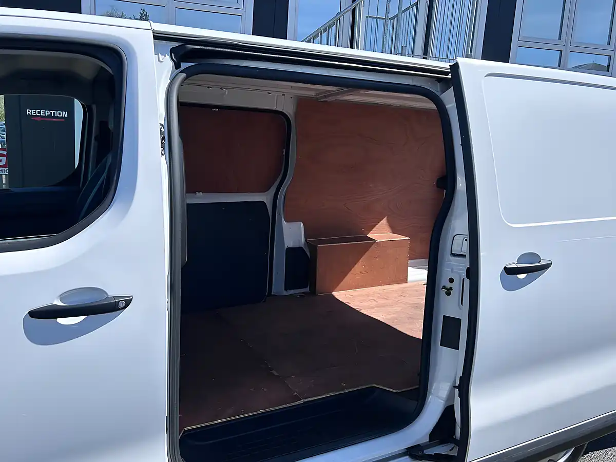 Used 2020 Vauxhall Vivaro Dynamic White - Interior and Exterior details 14