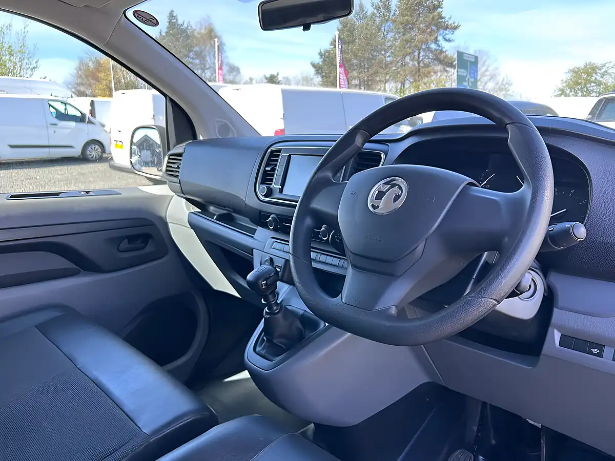 Used 2020 Vauxhall Vivaro Dynamic White - Interior and Exterior details 17