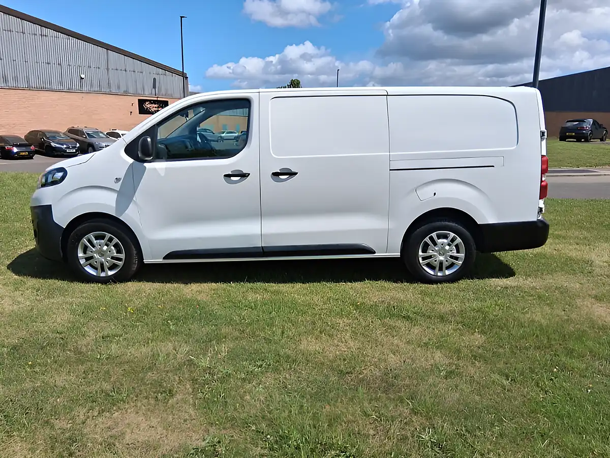 Used 2020 Vauxhall Vivaro Dynamic White - Interior and Exterior details 2
