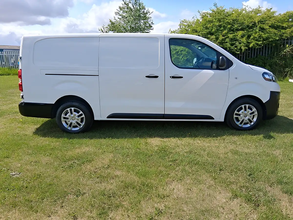 Used 2020 Vauxhall Vivaro Dynamic White - Interior and Exterior details 6