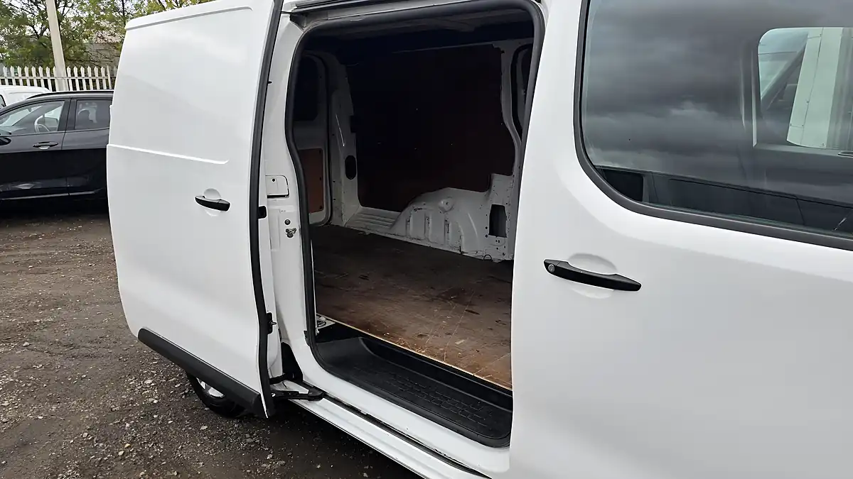 Used 2020 Vauxhall Vivaro Dynamic White - Interior and Exterior details 10
