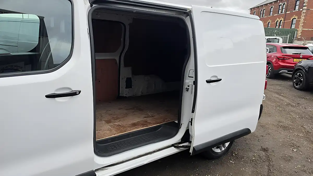 Used 2020 Vauxhall Vivaro Dynamic White - Interior and Exterior details 11