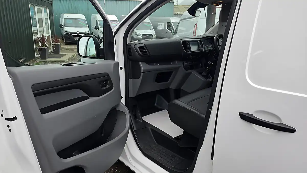 Used 2020 Vauxhall Vivaro Dynamic White - Interior and Exterior details 15