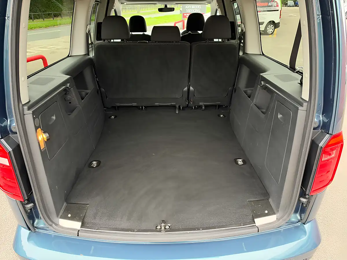 Used 2020 Volkswagen Caddy Maxi C20 Life Green - Interior and Exterior details 12