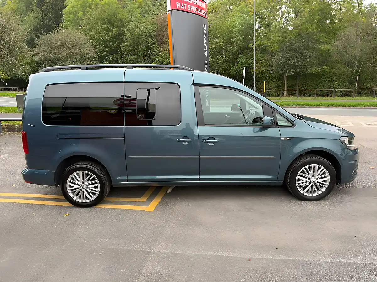 Used 2020 Volkswagen Caddy Maxi C20 Life Green - Interior and Exterior details 5