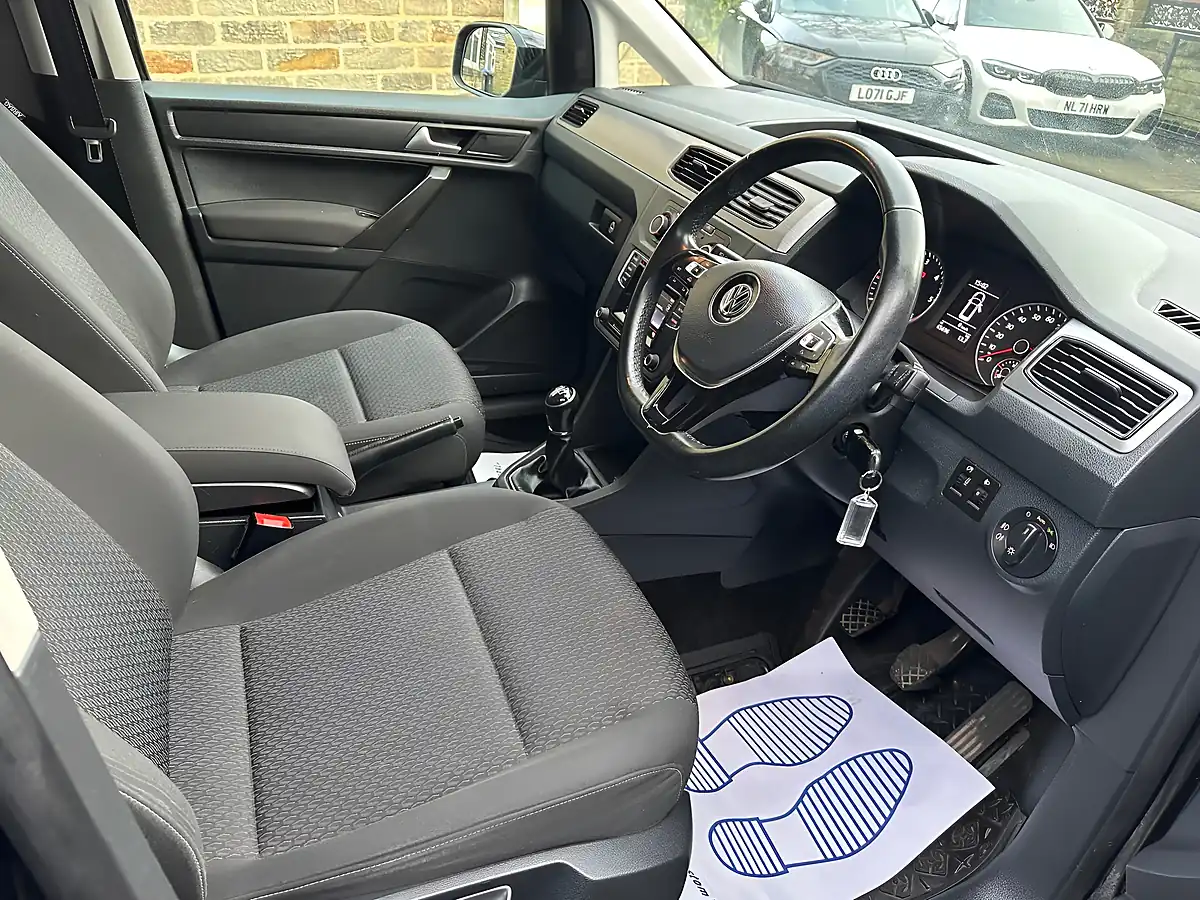 Used 2020 Volkswagen Caddy Maxi Life Black - Interior and Exterior details 10