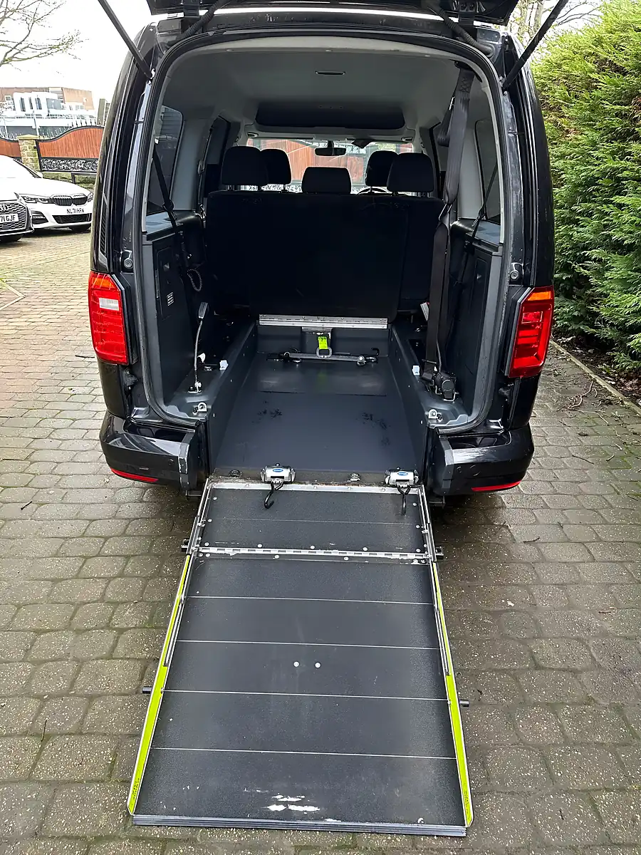 Used 2020 Volkswagen Caddy Maxi Life Black - Interior and Exterior details 14