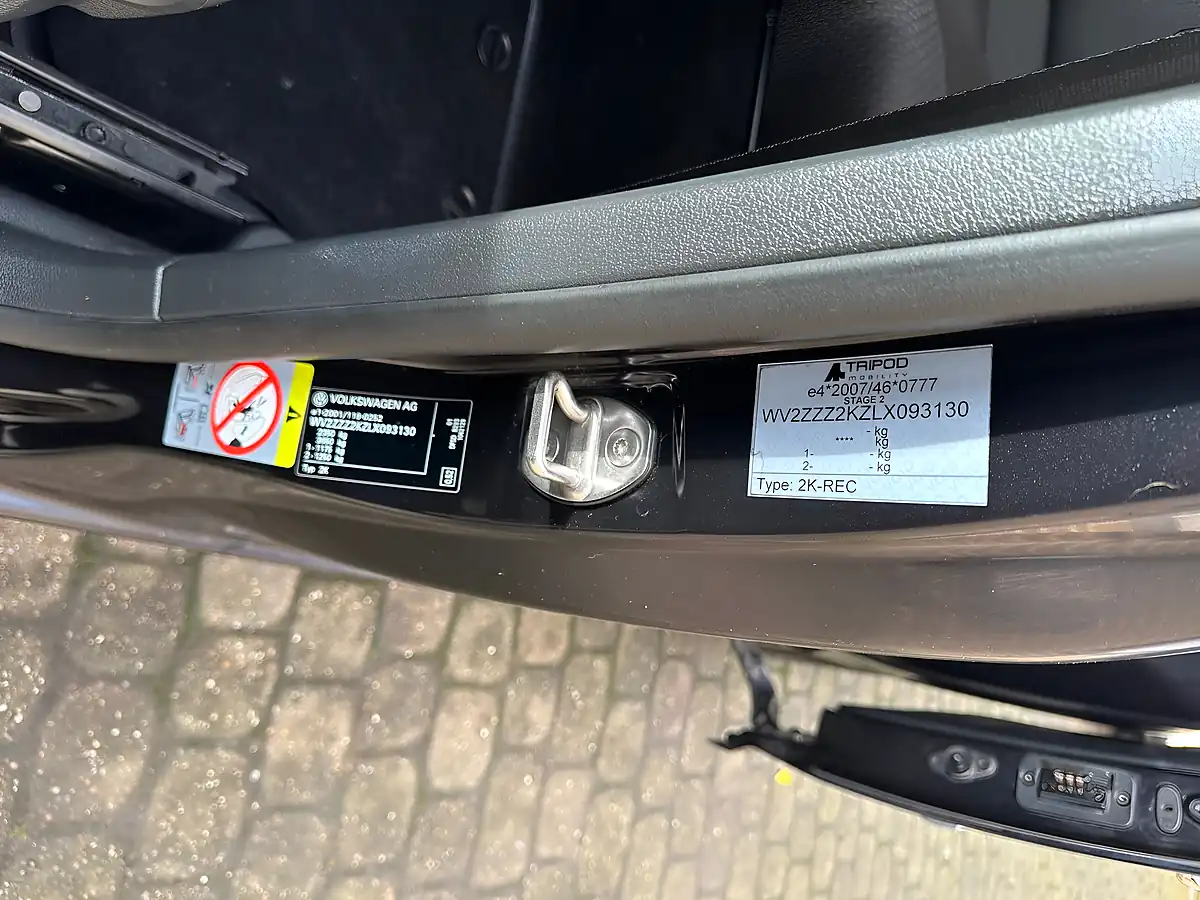 Used 2020 Volkswagen Caddy Maxi Life Black - Interior and Exterior details 15