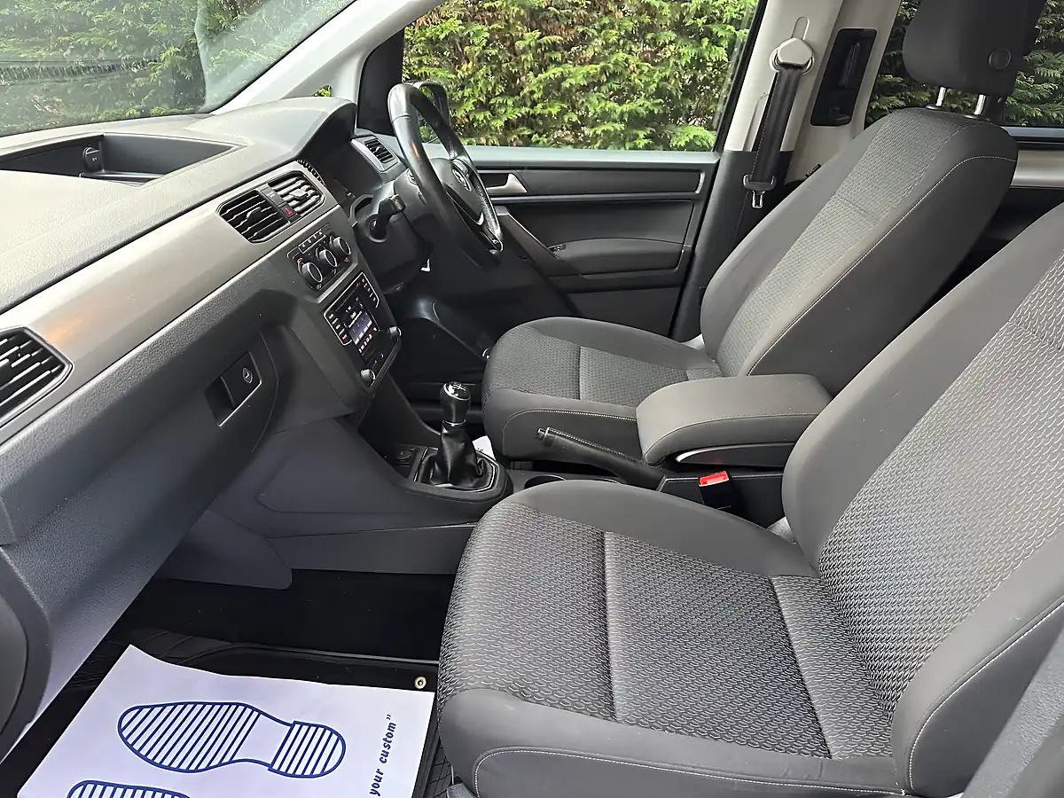 Used 2020 Volkswagen Caddy Maxi Life Black - Interior and Exterior details 9