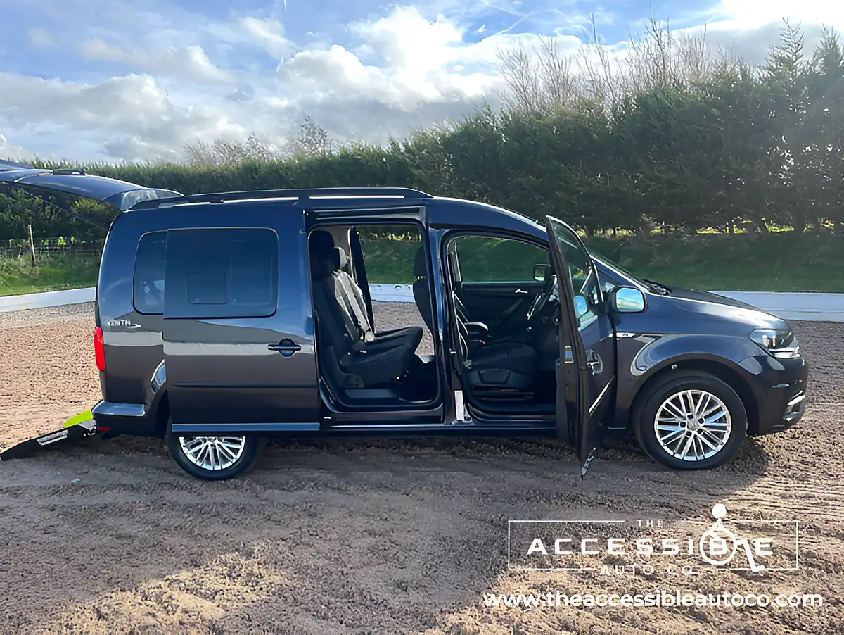 Used 2020 Volkswagen Caddy Maxi Life Blue - Interior and Exterior details 7