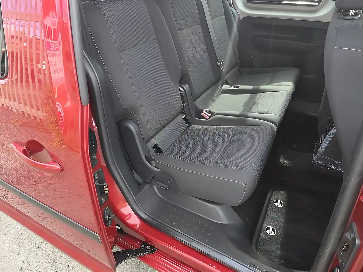 Used 2020 Volkswagen Caddy Maxi Life Crew Red - Interior and Exterior details 10