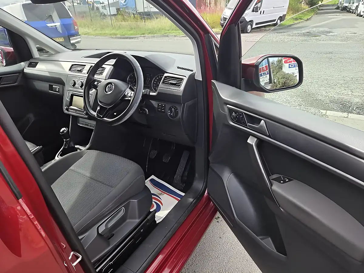 Used 2020 Volkswagen Caddy Maxi Life Crew Red - Interior and Exterior details 11
