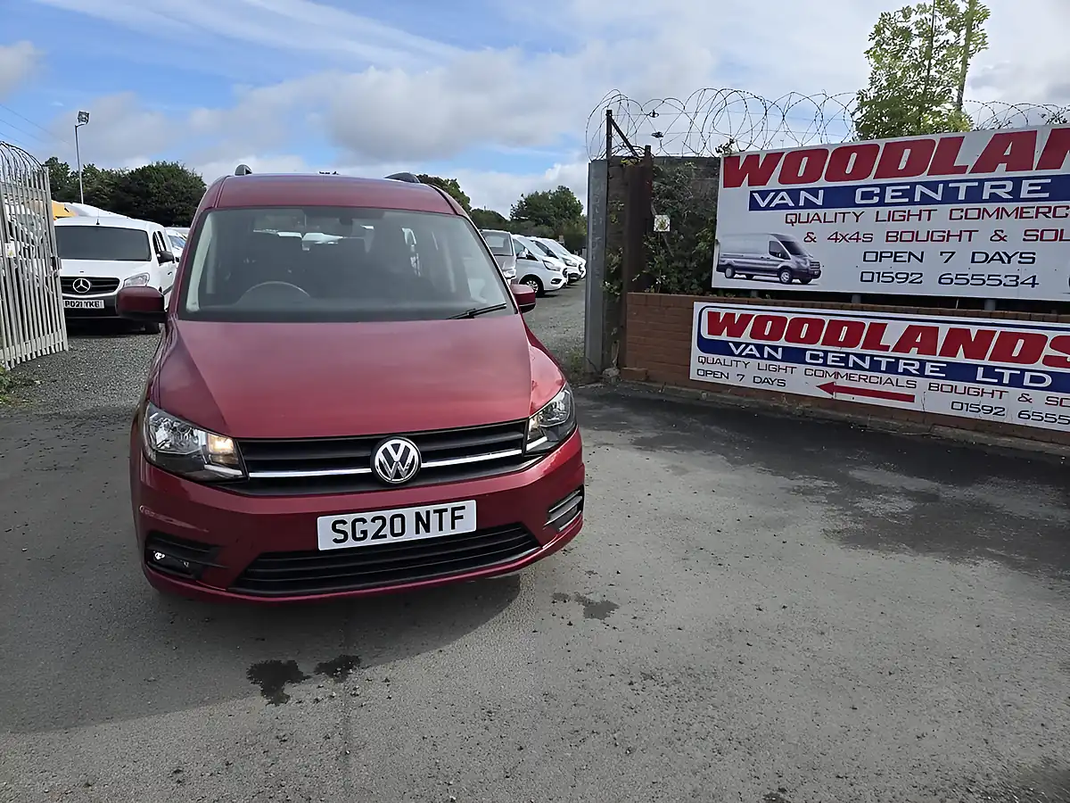Used 2020 Volkswagen Caddy Maxi Life Crew Red - Interior and Exterior details 3