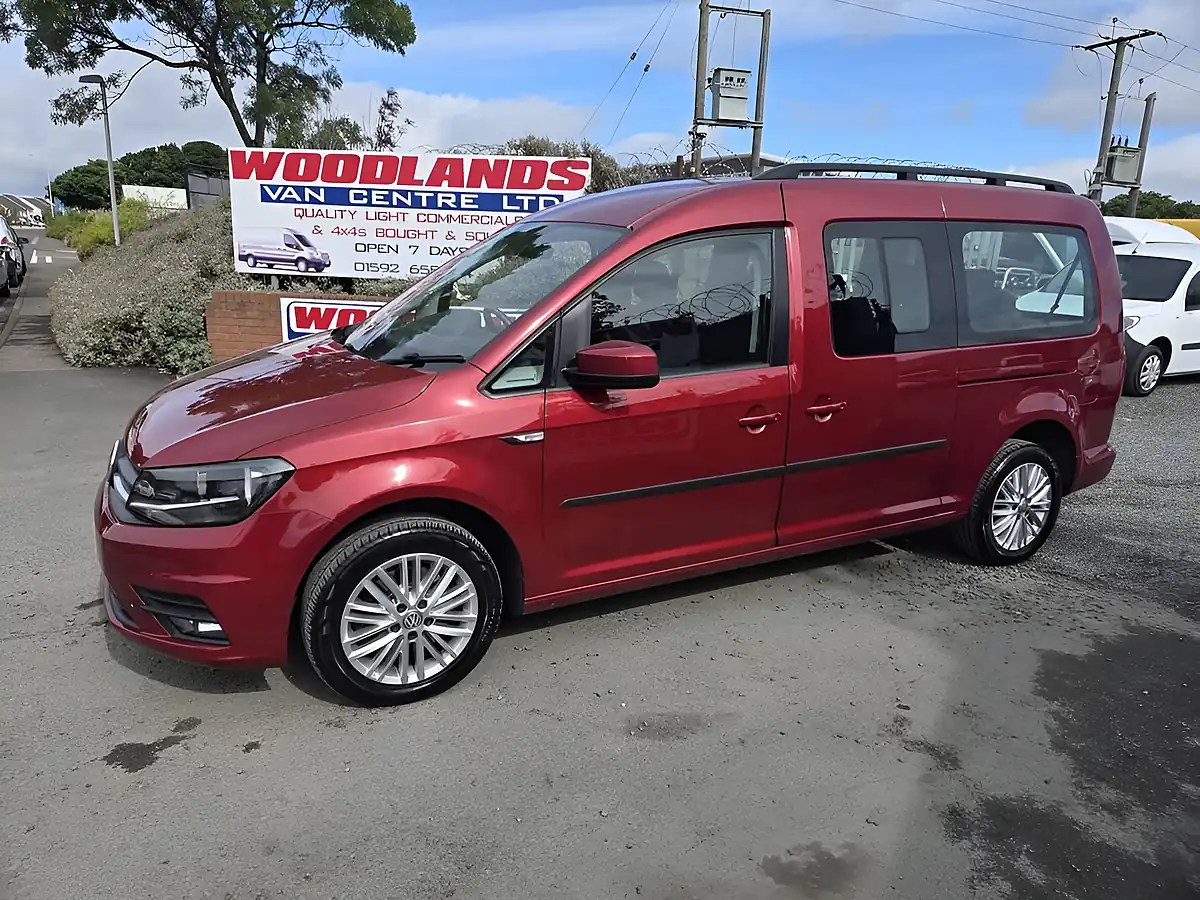 Used 2020 Volkswagen Caddy Maxi Life Crew Red - Interior and Exterior details 5