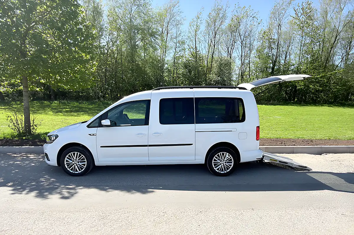 Used 2020 Volkswagen Caddy Maxi Life White - Front View