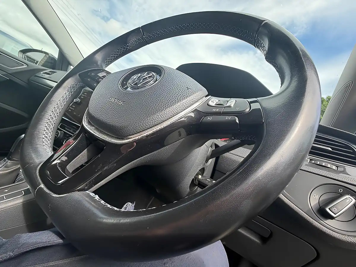 Used 2020 Volkswagen Golf E-Golf Black - Interior and Exterior details 11