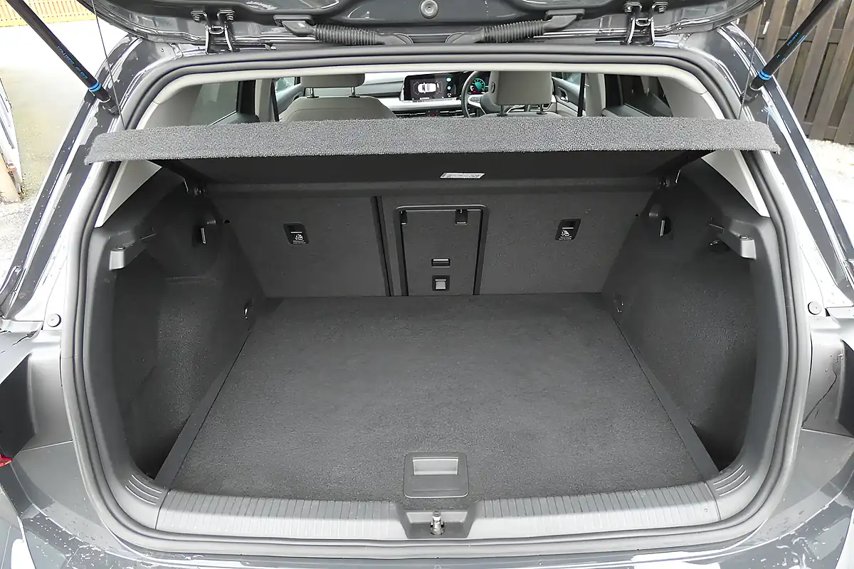 Used 2020 Volkswagen Golf Life Grey - Interior and Exterior details 15