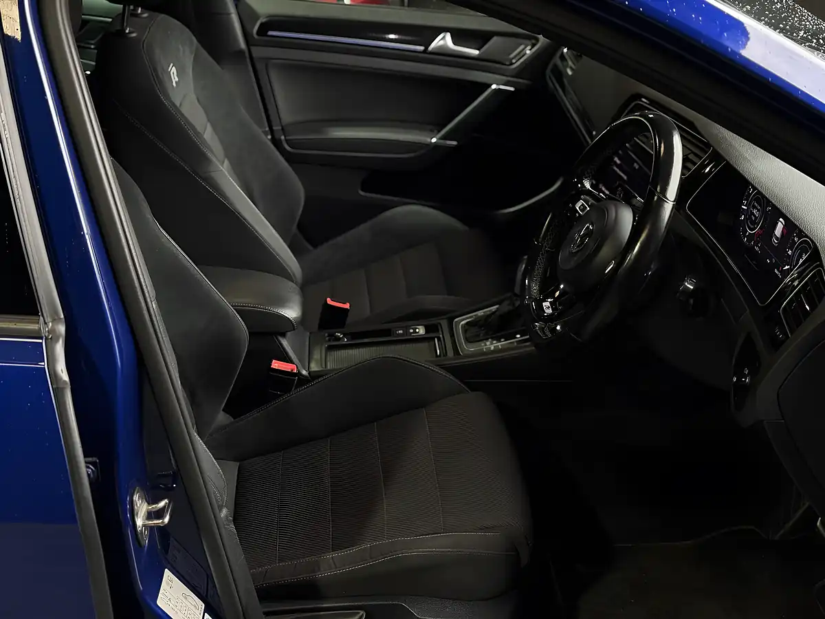 Used 2020 Volkswagen Golf R Blue - Interior and Exterior details 10