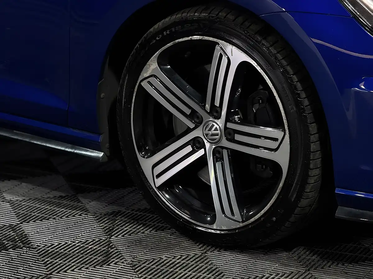 Used 2020 Volkswagen Golf R Blue - Interior and Exterior details 18