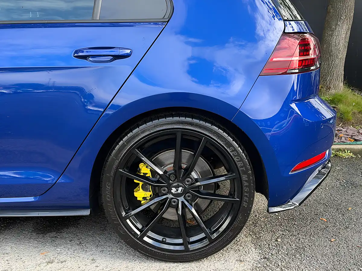 Used 2020 Volkswagen Golf R Lapiz Blue - Interior and Exterior details 11
