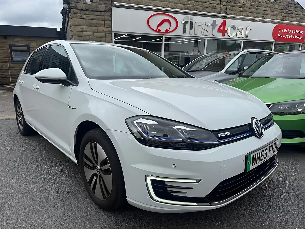 Used 2020 Volkswagen Golf White - Front View