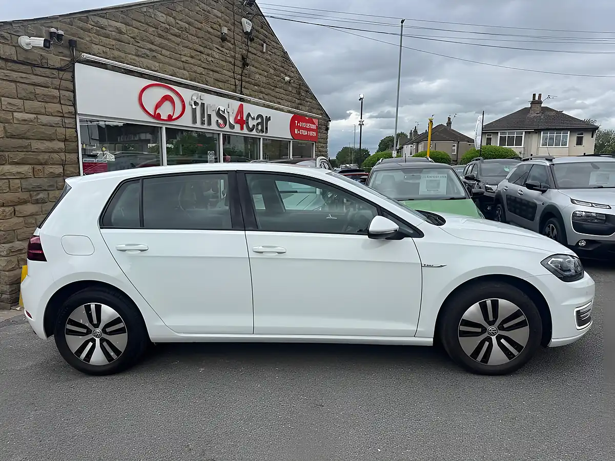 Used 2020 Volkswagen Golf White - Interior and Exterior details 4