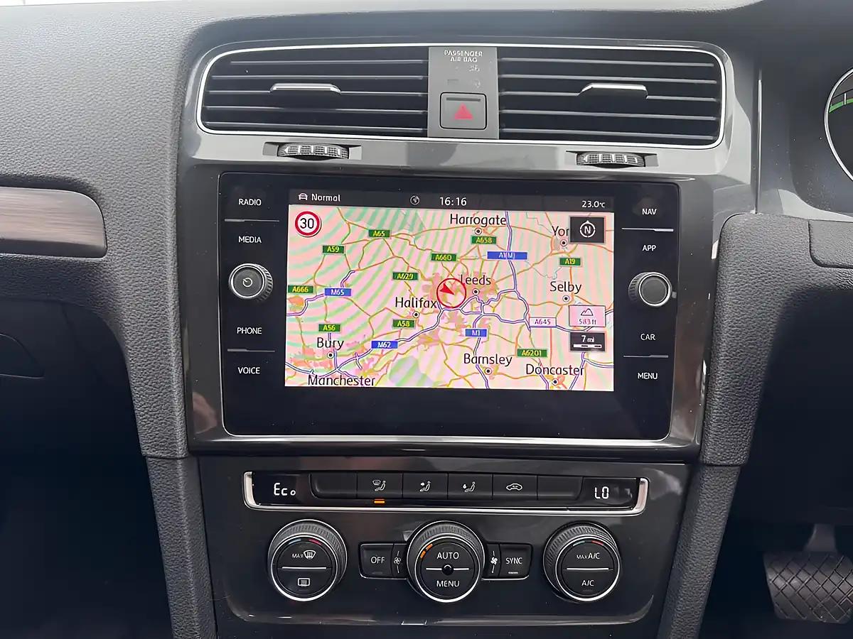 Used 2020 Volkswagen Golf White - Interior and Exterior details 9
