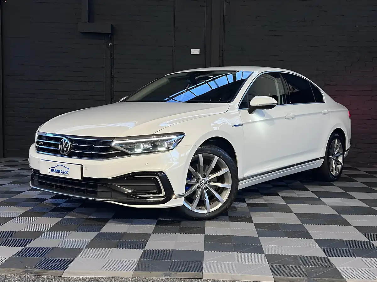 Used 2020 Volkswagen Passat Advance Pure White - Front View