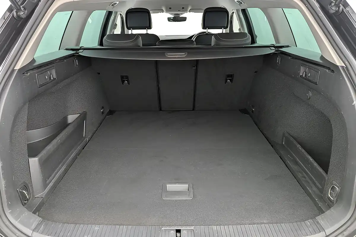 Used 2020 Volkswagen Passat Gte Grey - Interior and Exterior details 11