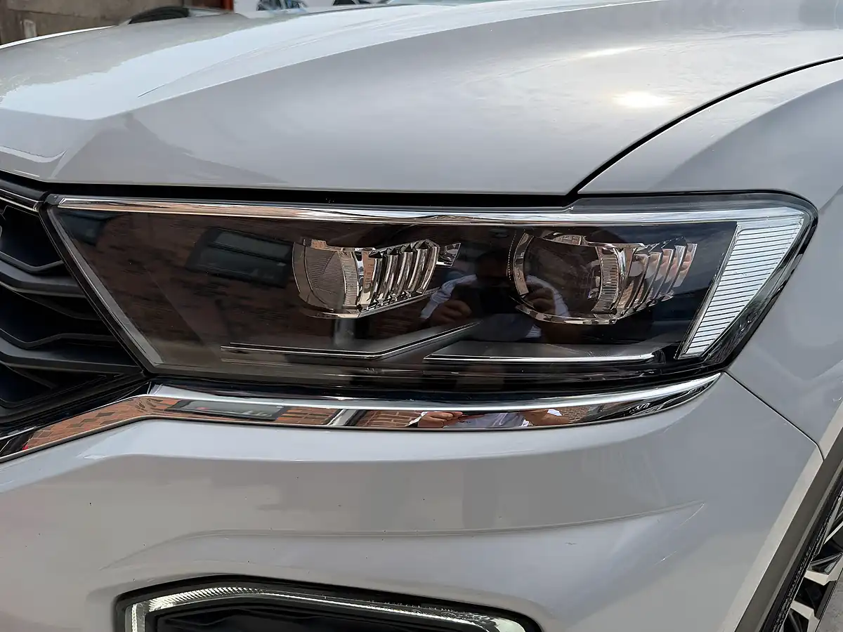 Used 2020 Volkswagen T-Roc R-Line Silver - Interior and Exterior details 9
