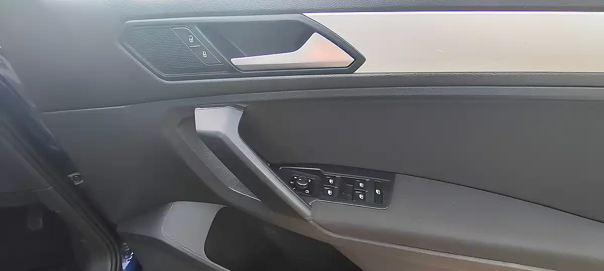 Used 2020 Volkswagen Tiguan Match Blue - Interior and Exterior details 10