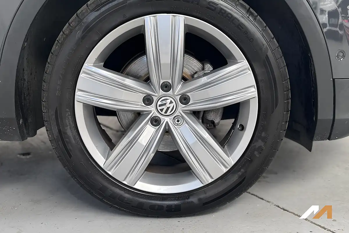 Used 2020 Volkswagen Tiguan Match Grey - Interior and Exterior details 13