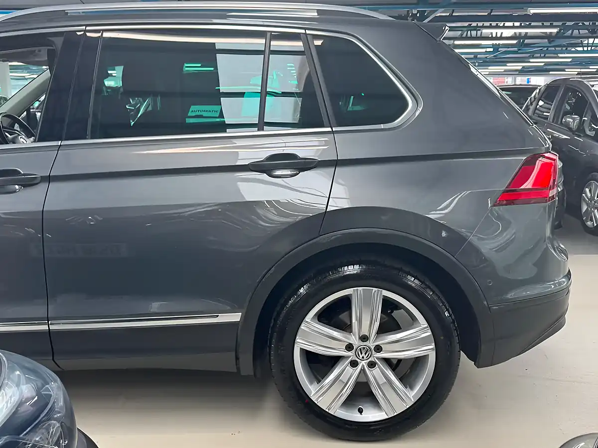 Used 2020 Volkswagen Tiguan Match Grey - Interior and Exterior details 5