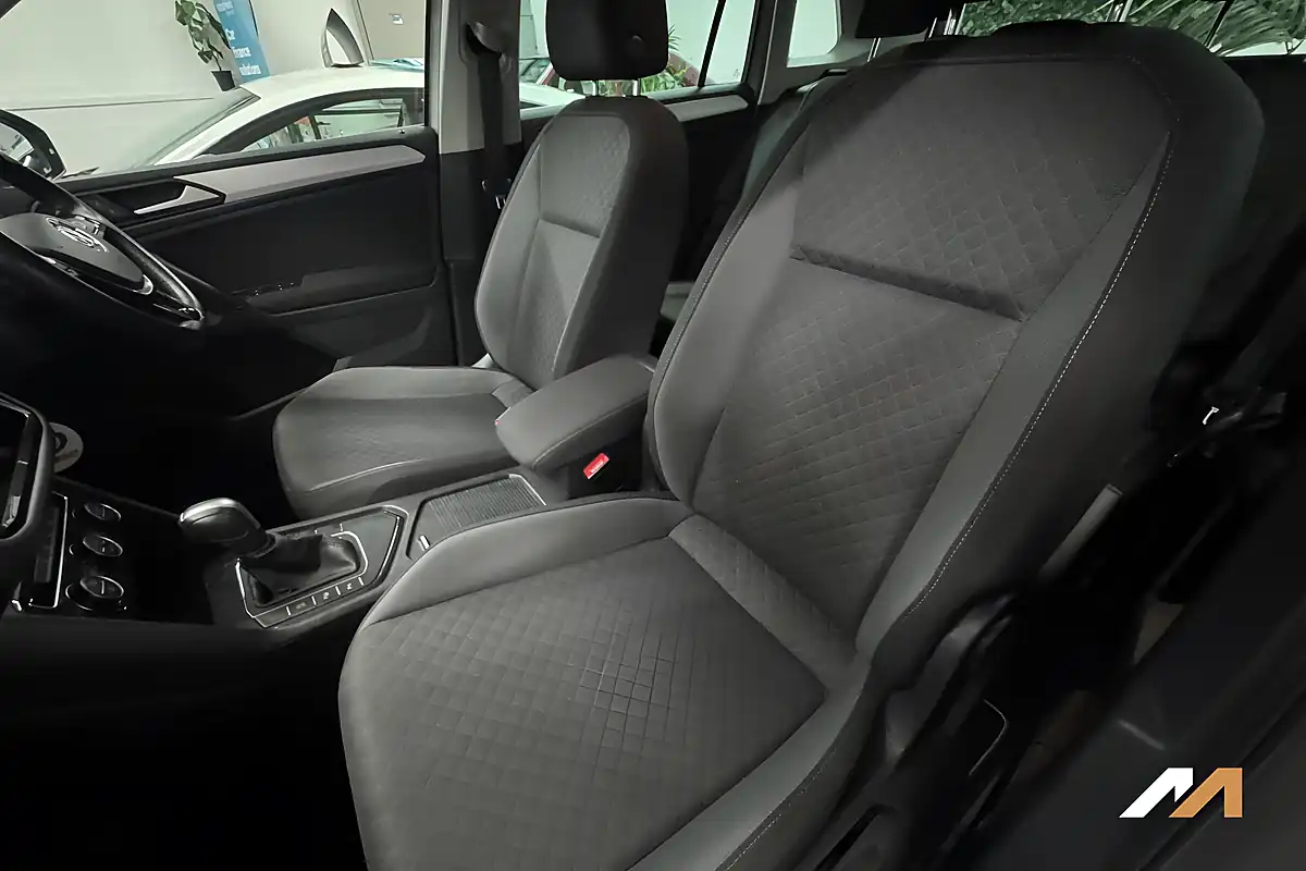 Used 2020 Volkswagen Tiguan Match Silver - Interior and Exterior details 17