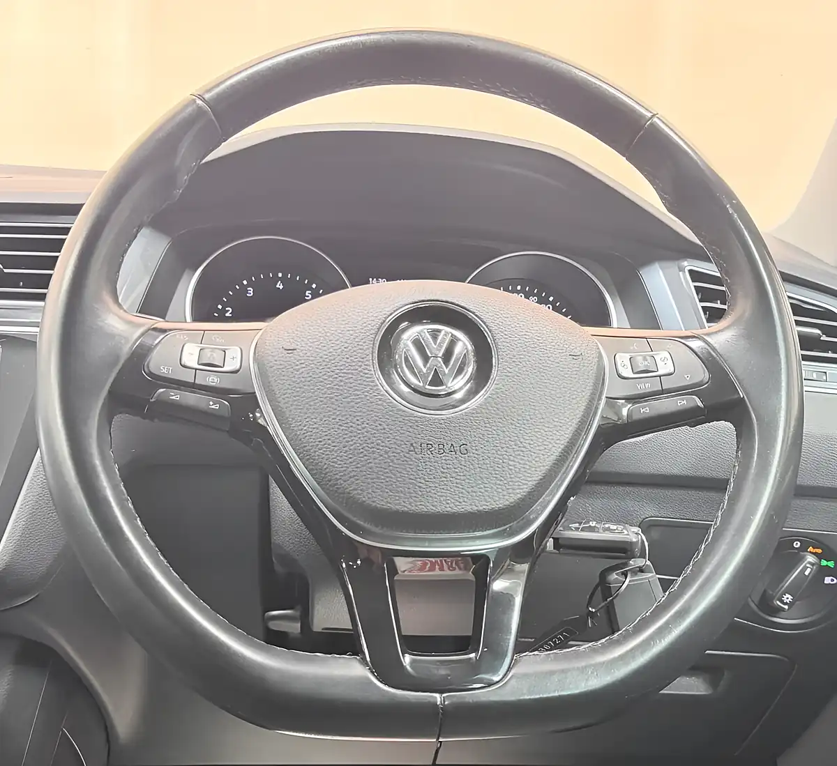 Used 2020 Volkswagen Tiguan Match White - Interior and Exterior details 8