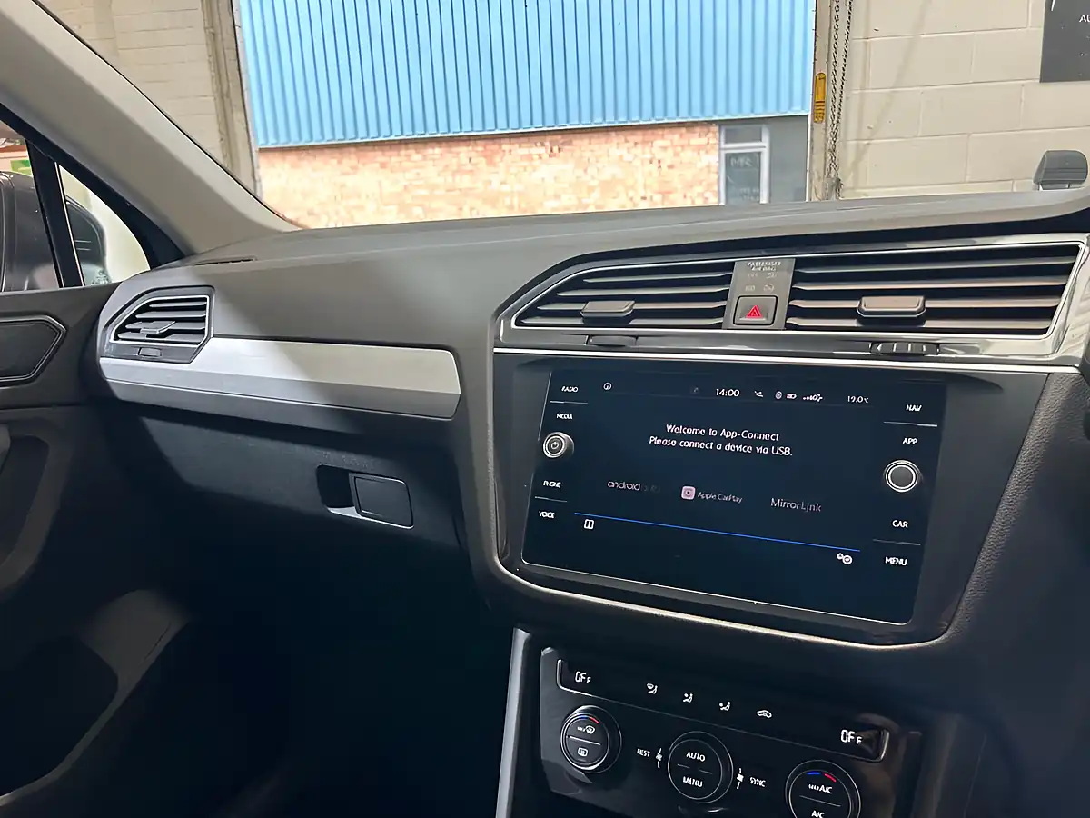 Used 2020 Volkswagen Tiguan Match White - Interior and Exterior details 16