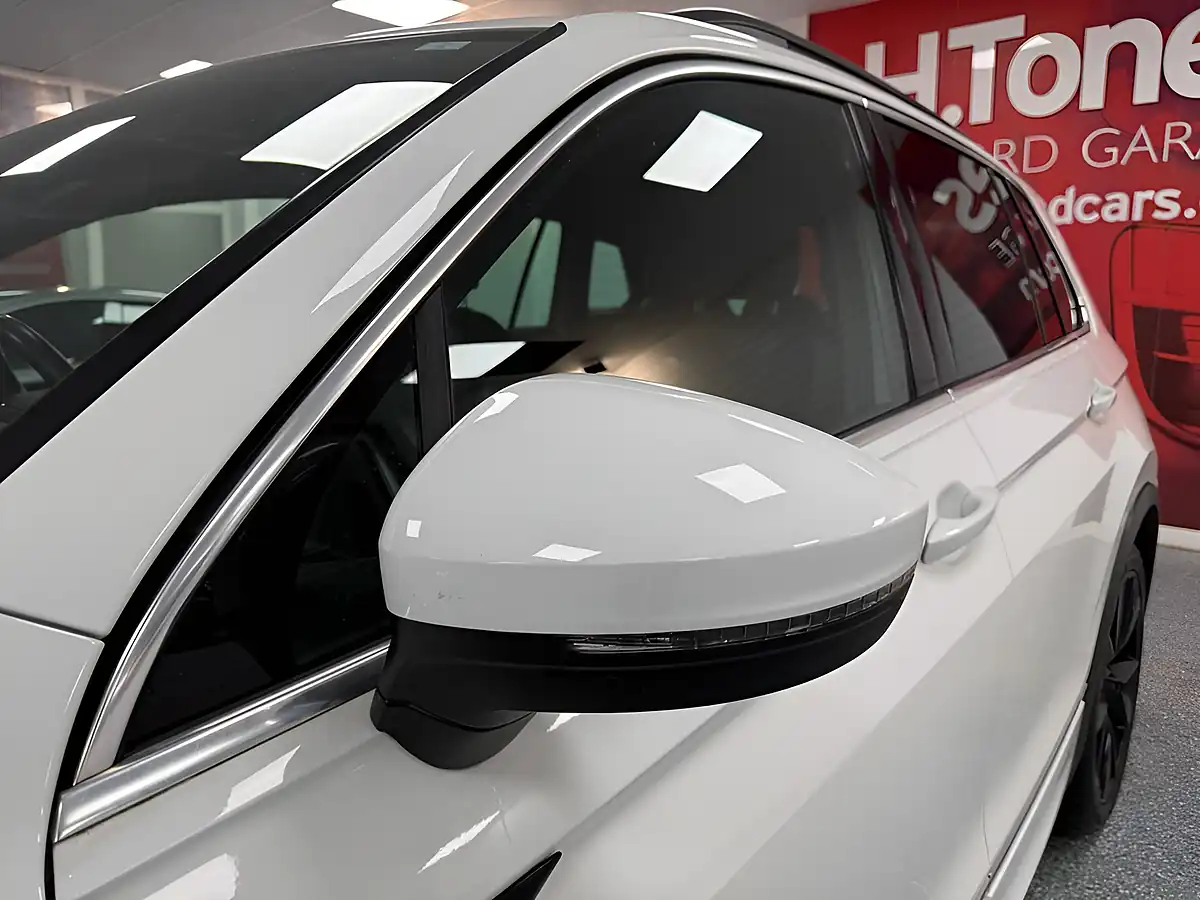 Used 2020 Volkswagen Tiguan R-Line Oryx White - Interior and Exterior details 17