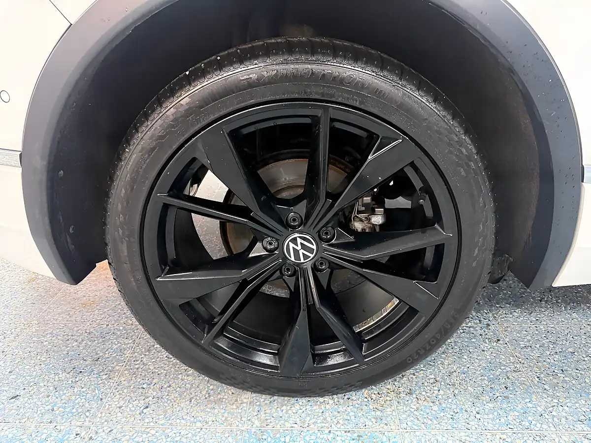Used 2020 Volkswagen Tiguan R-Line Oryx White - Interior and Exterior details 3