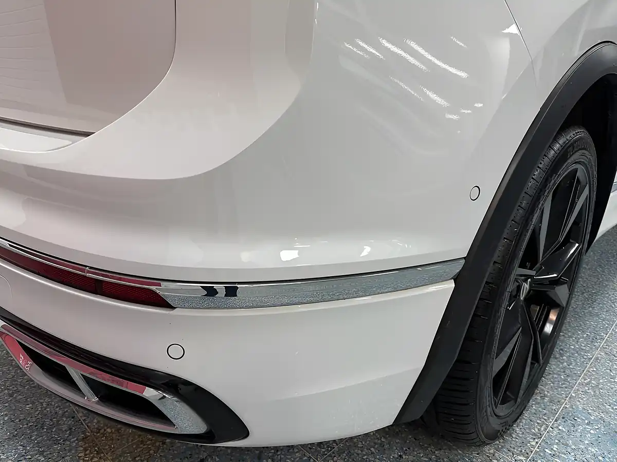 Used 2020 Volkswagen Tiguan R-Line Oryx White - Interior and Exterior details 8