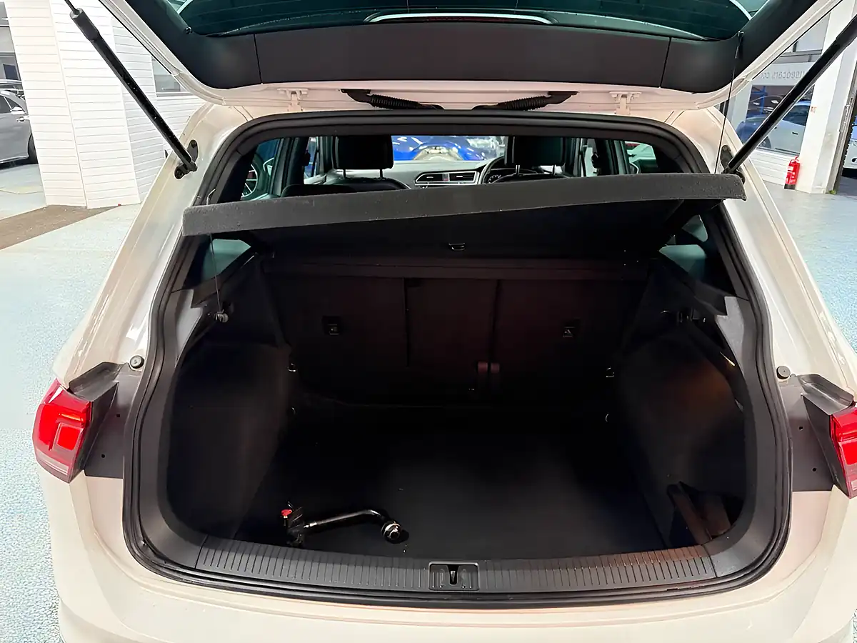 Used 2020 Volkswagen Tiguan R-Line Oryx White - Interior and Exterior details 9