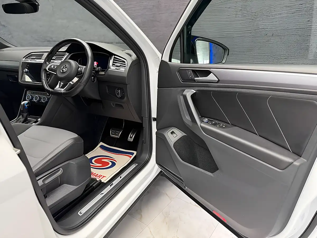 Used 2020 Volkswagen Tiguan R-Line Tech Oryx White - Interior and Exterior details 10