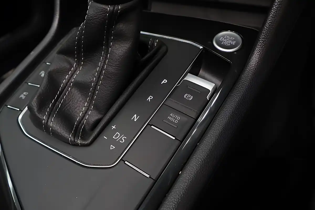 Used 2020 Volkswagen Tiguan R-Line Tech Pure White - Interior and Exterior details 10