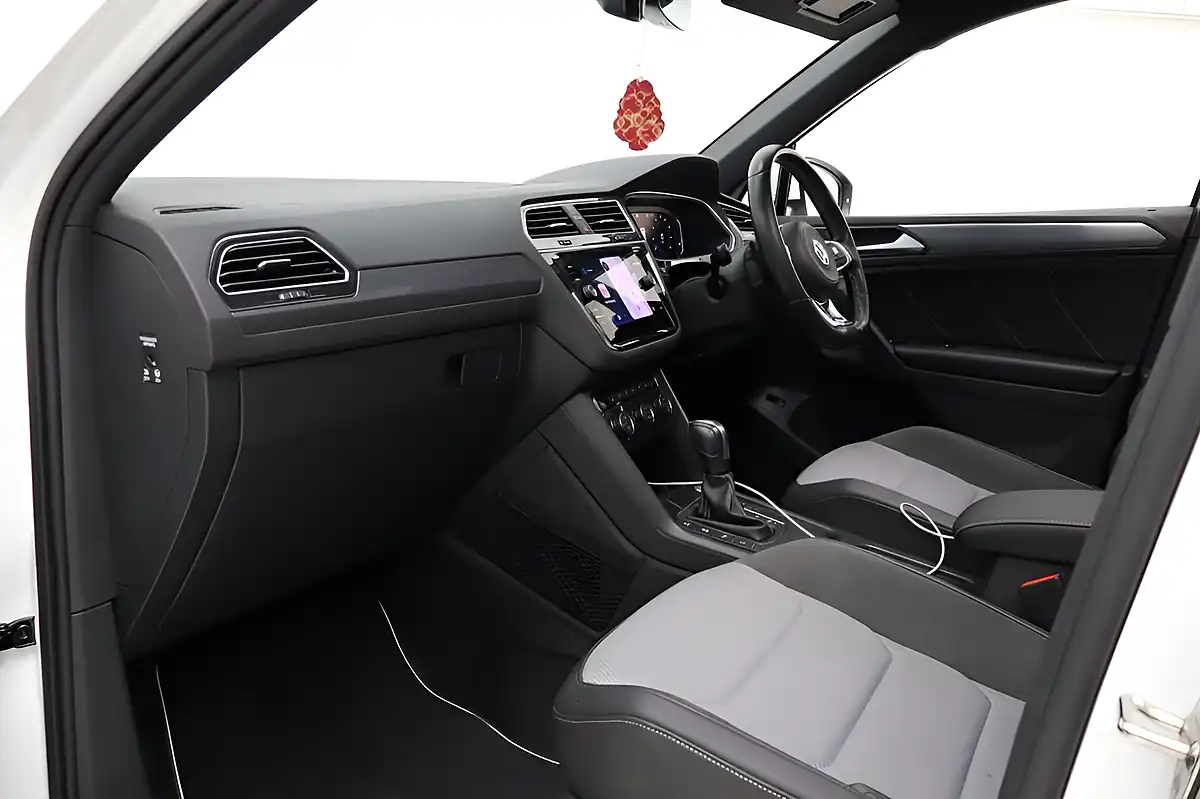 Used 2020 Volkswagen Tiguan R-Line Tech Pure White - Interior and Exterior details 14