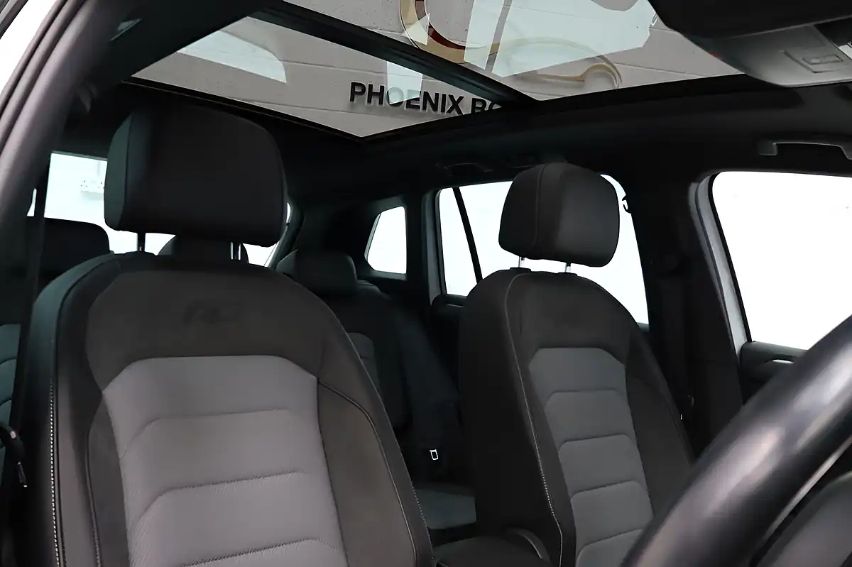 Used 2020 Volkswagen Tiguan R-Line Tech Pure White - Interior and Exterior details 16