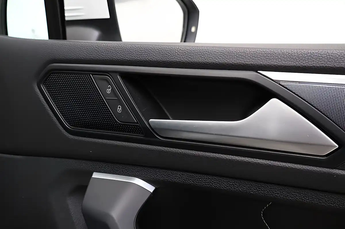 Used 2020 Volkswagen Tiguan R-Line Tech Pure White - Interior and Exterior details 17