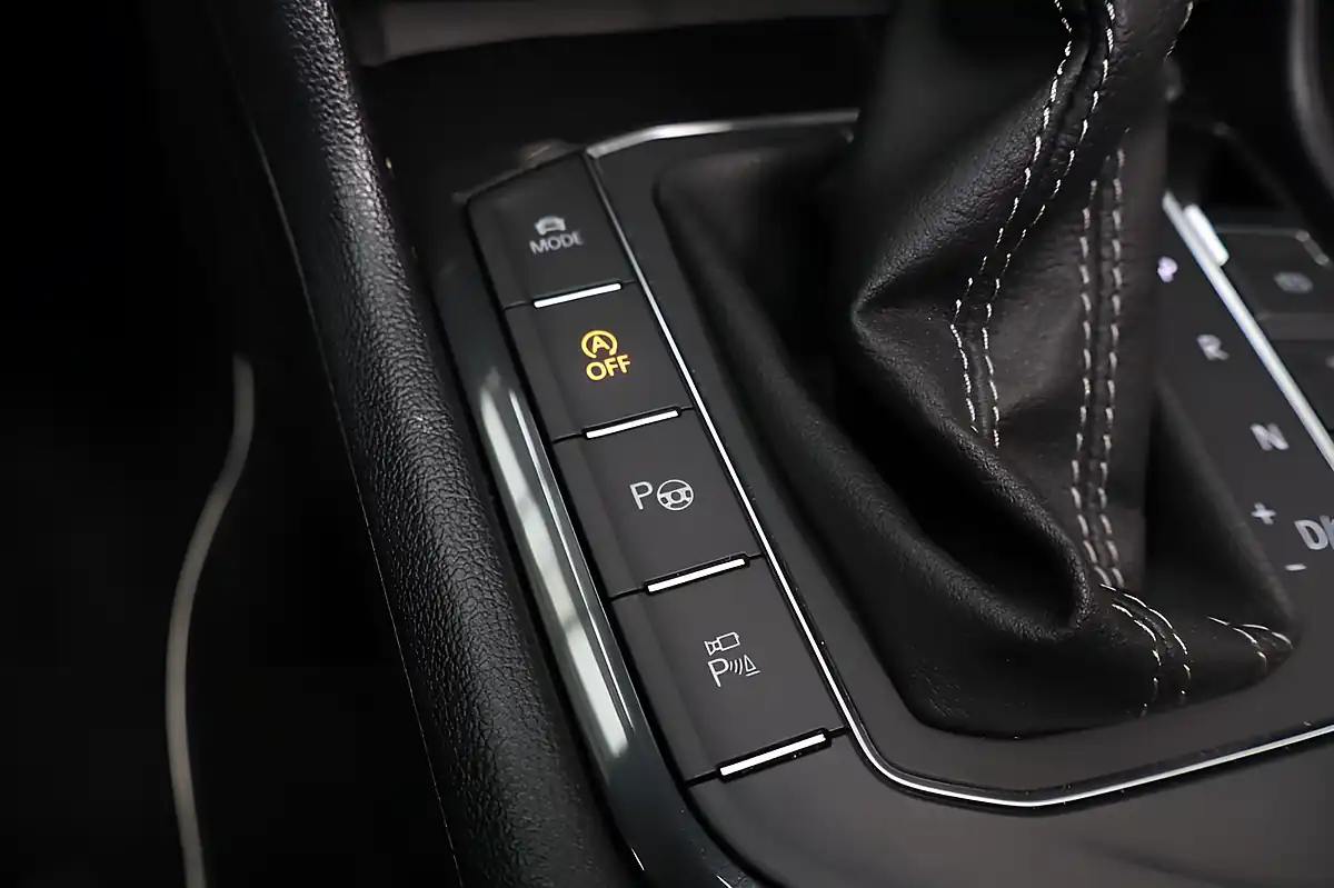 Used 2020 Volkswagen Tiguan R-Line Tech Pure White - Interior and Exterior details 9