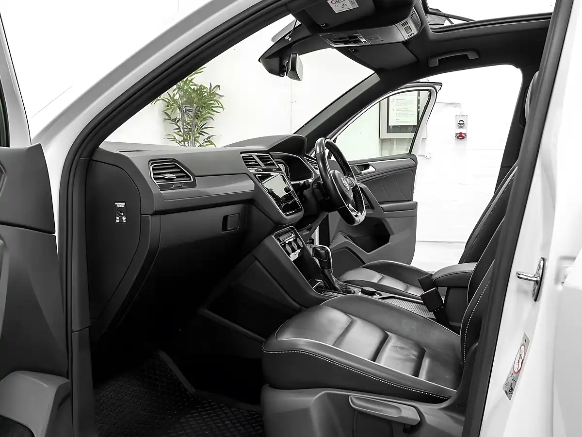Used 2020 Volkswagen Tiguan R-Line Tech White - Interior and Exterior details 16