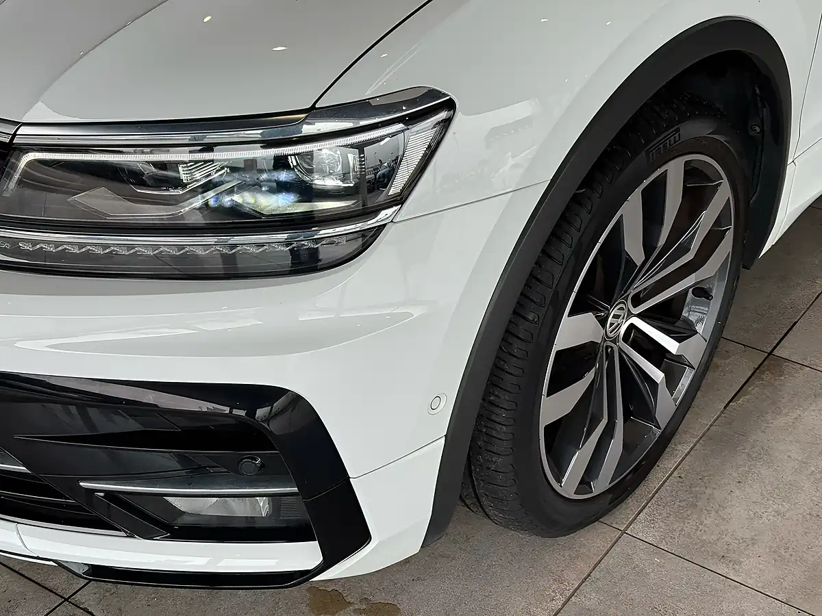 Used 2020 Volkswagen Tiguan R-Line Tech White - Interior and Exterior details 4